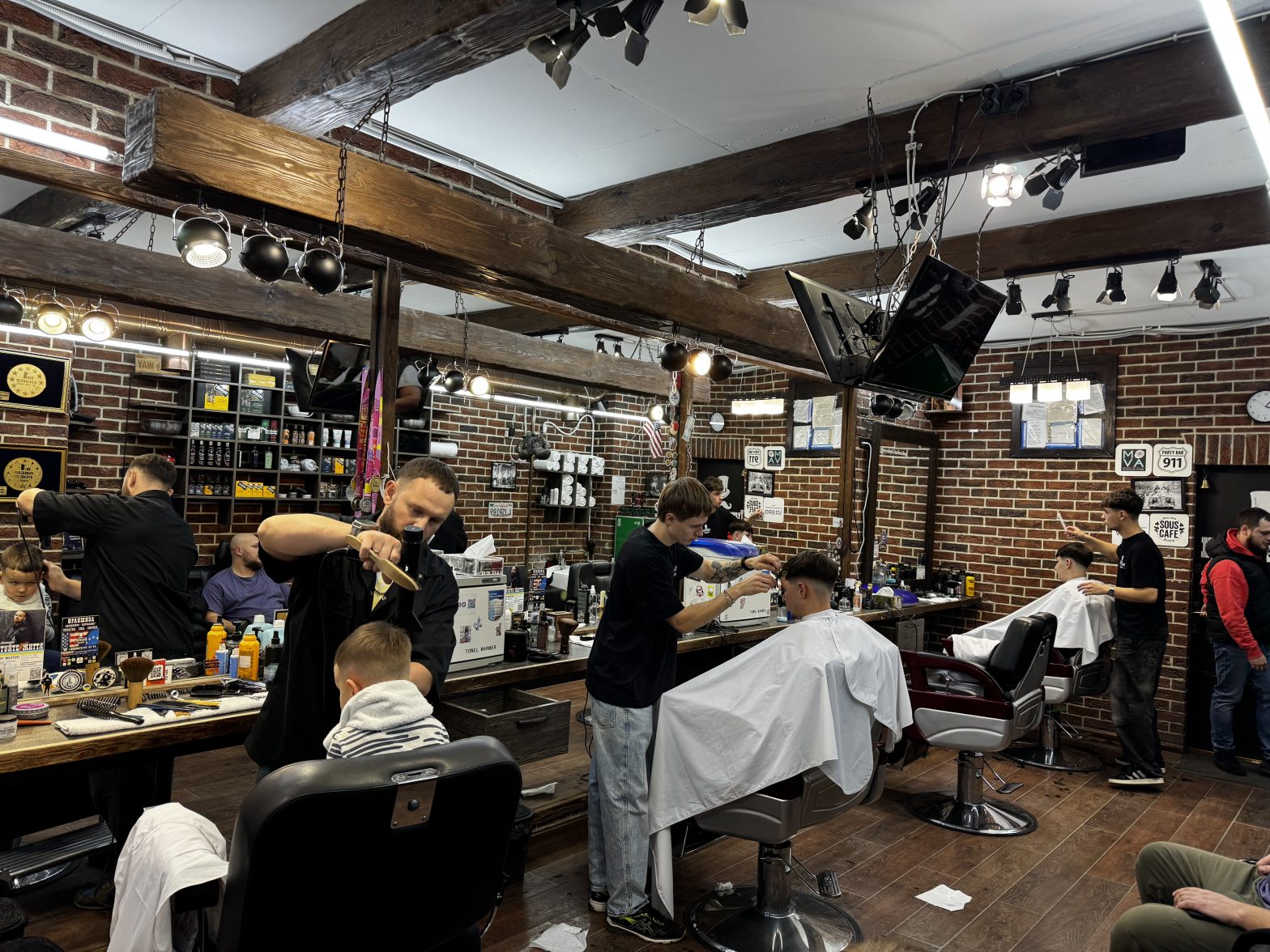 незалежності 2б ( фото 1)